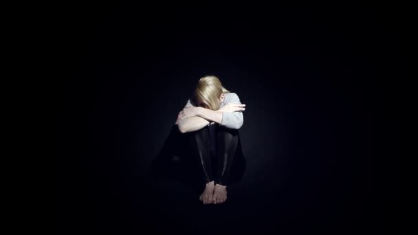 Freaking en schudden jonge vrouw Alone in the Dark — Stockvideo