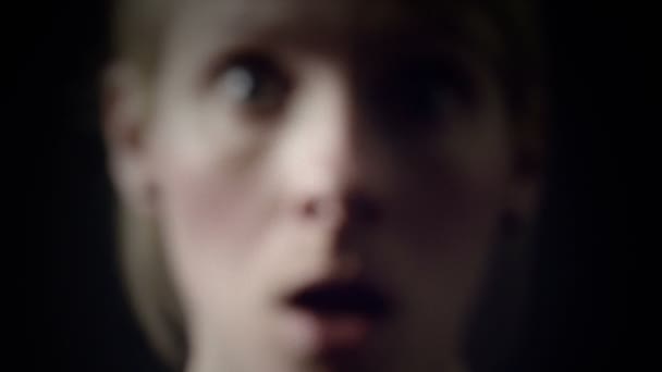 Vrouw ter illustratie van een paniek aanval door harde ademhaling — Stockvideo