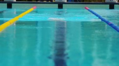 Gezinme Yüzme tekniği bir profesyonel yüzücü tarafından yapılır