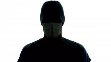 Doktor yüz maskesi ile döner