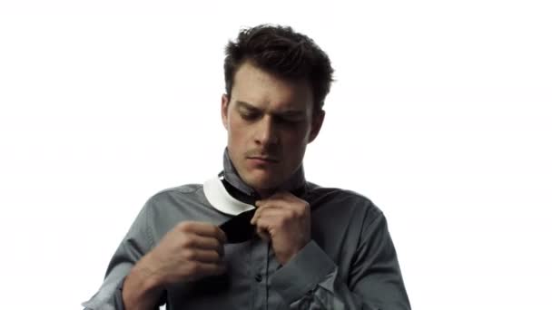 Дорослого не вміє зав'язувати краватку лук — стокове відео