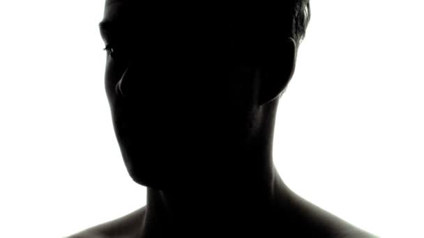 Mann in Silhouette und rotierend — Stockvideo