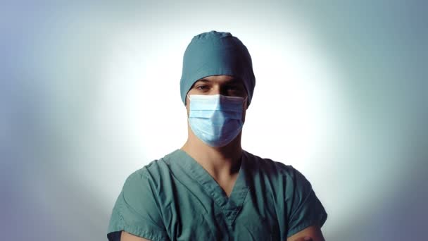 Вращающийся доктор в маске для лица — стоковое видео