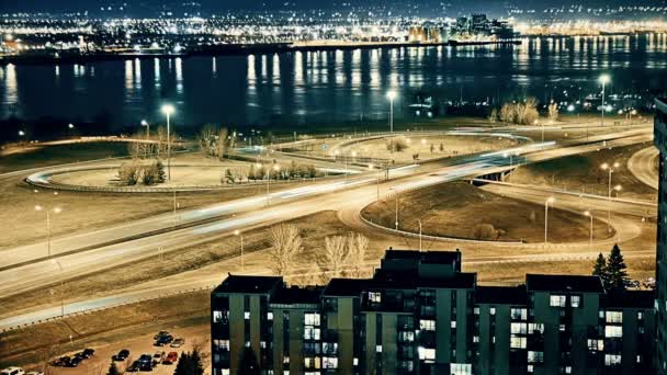 Tidspunkt for nattrafik på en motorvejsudveksling – Stock-video