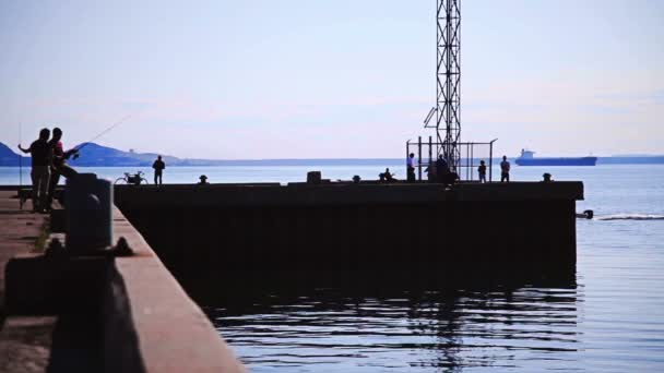 Halászok halászati az óceán, a Dock-ban — Stock videók