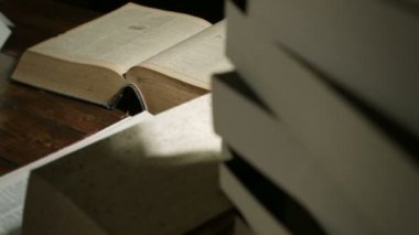 Bir masanın üstüne yığılmış kitaplar