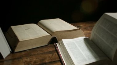 Bir masanın üstüne yığılmış kitaplar