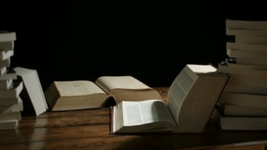 Bir masanın üstüne yığılmış kitaplar