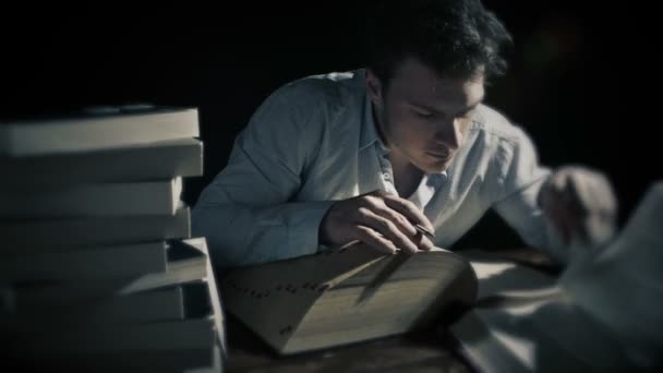 Hombre Buscando en los libros — Vídeo de stock