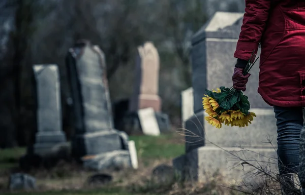 Close-up de um triste na frente de um Gravestone . — Fotografia de Stock