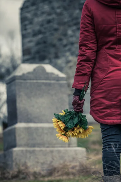 Primer plano de un triste frente a una lápida . — Foto de Stock