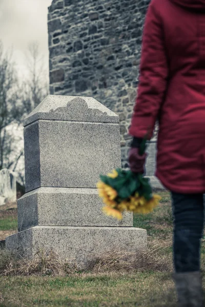 Close-up of a Sad in front of a Gravestone. — Stock Photo, Image