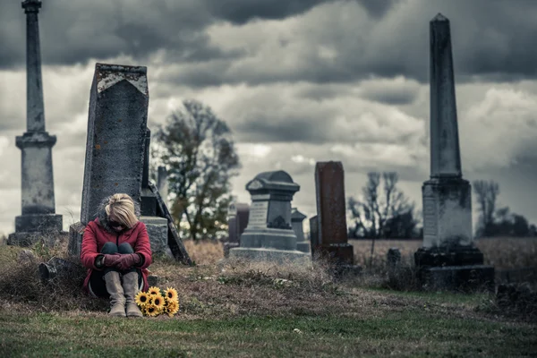 Mujer con girasoles en un cementerio —  Fotos de Stock