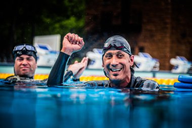 Mutlu Freediver kutluyor başarı onun ilk yer ve re