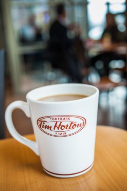 Bir tablo içinde bir zaman Hortons Restaur taze Fransız kahve fincanı