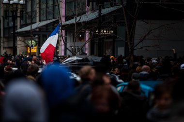 İnsanlar Paris saldırıda anısına gruplandırma