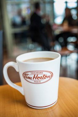 Bir tablo içinde bir zaman Hortons Restaur taze Fransız kahve fincanı