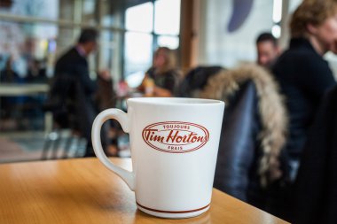 Bir tablo içinde bir zaman Hortons Restaur taze Fransız kahve fincanı