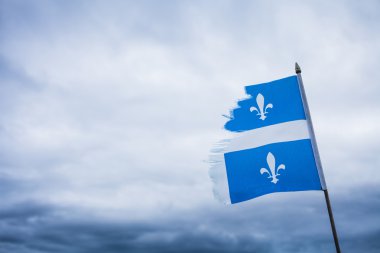 Metafor kullanarak bir kırık Quebec bayrak ve üzgün bir gökyüzü.