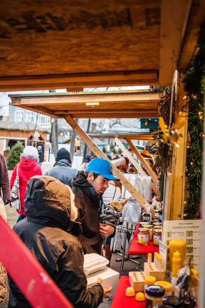 Consumenten op zoek naar iets om te kopen. — Stockfoto