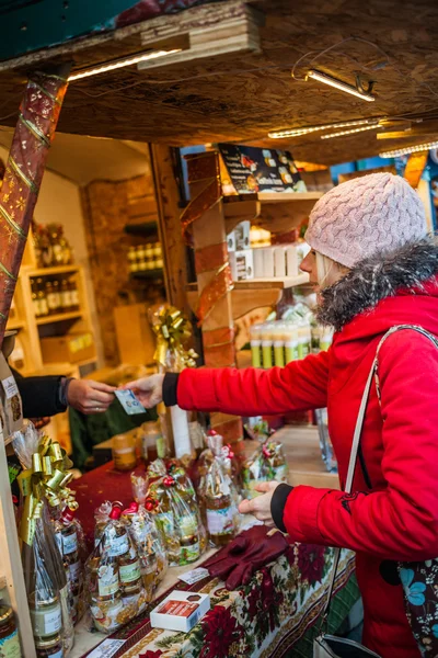 Jonge vrouw kopen presenteert. — Stockfoto