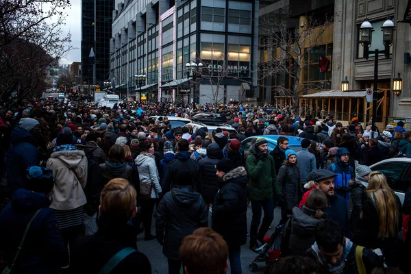 Människor gruppering i minnet av attacken i Paris — Stockfoto