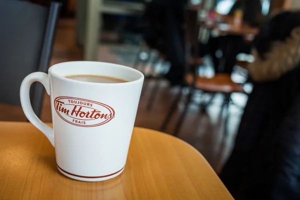 Copa de café francés fresco en una mesa dentro de un tiempo Hortons Restaur —  Fotos de Stock