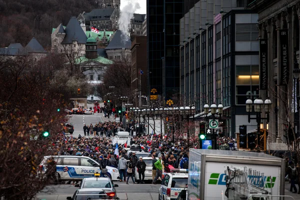 Menschen versammeln sich zum Gedenken an den Anschlag in Paris — Stockfoto