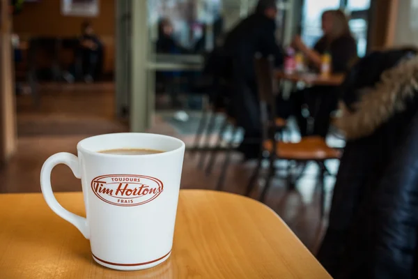 Čerstvý francouzský šálek kávy na stole uvnitř času Hortons čiště — Stock fotografie