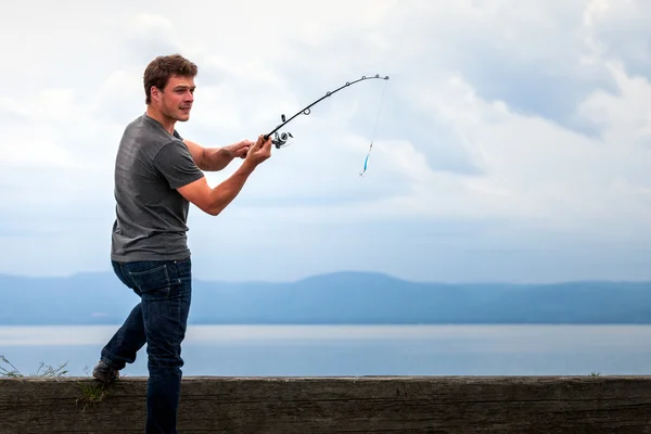 Joven pescador listo para balancear el cebo para atrapar caballa — Foto de Stock