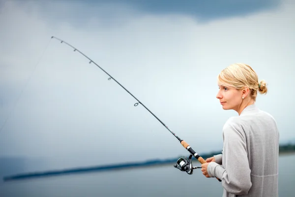 Mulher Pesca cavala — Fotografia de Stock