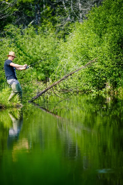 Fischer fängt einen großen Fisch — Stockfoto