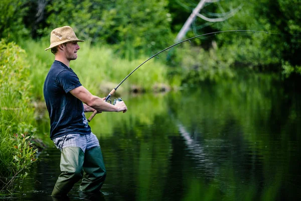 Pescador Pegando um peixe grande — Fotografia de Stock