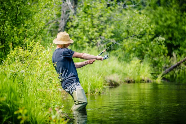 Pescador Pegando um peixe grande — Fotografia de Stock