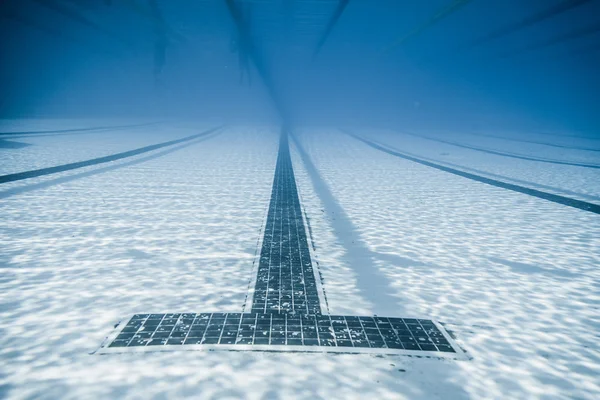 Zwarte lijn begint en de bandbreedte van een Olympisch zwembad — Stockfoto