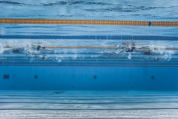 Nicht wiederzuerkennende Berufsschwimmer beim Training — Stockfoto