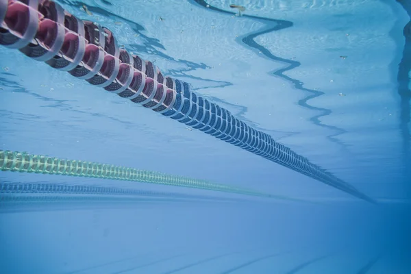 Schwimmbad schwimmt wellenbrechende Bahnlinie — Stockfoto