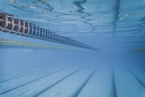 Schwimmbad schwimmt wellenbrechende Bahnlinie — Stockfoto