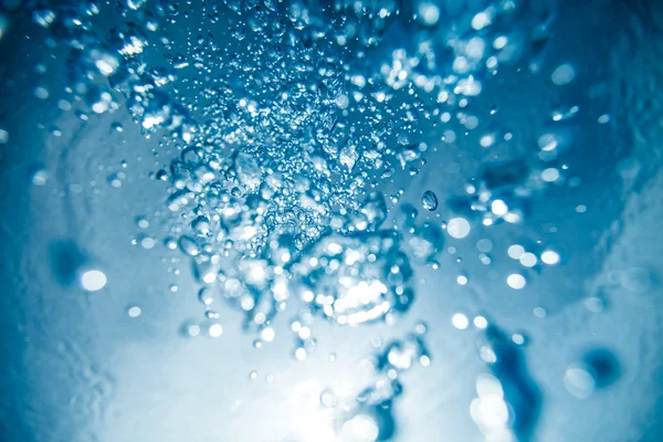 Abstract Underwater Air Bubbles going up to the Water Surface wi — Stock Photo, Image