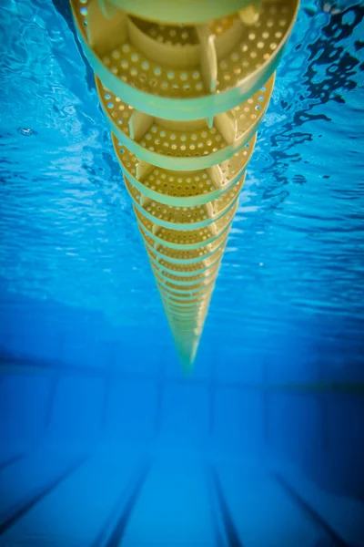 Schwimmbad schwimmt wellenbrechende Bahnlinie — Stockfoto