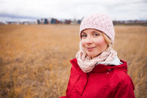 Mujer en un frío día de otoño en un campo —  Fotos de Stock