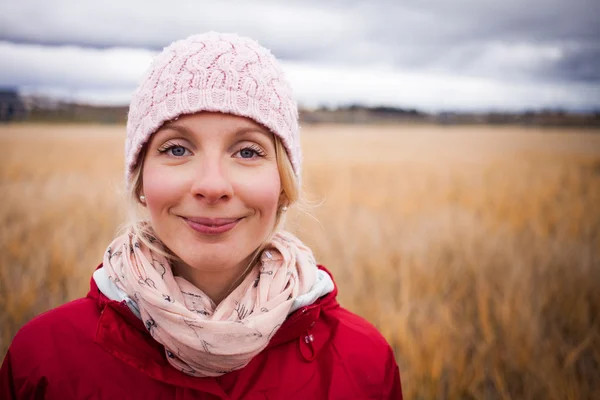 Женщина в холодный осенний день в поле — стоковое фото