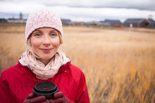 Mujer en un campo con un café —  Fotos de Stock