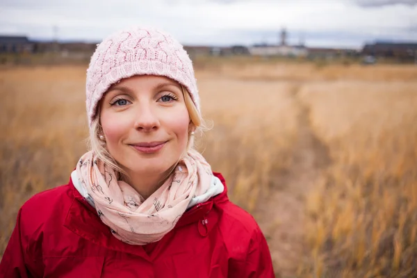 Woman on a cold Autumn day  In a Field — Stock Photo, Image