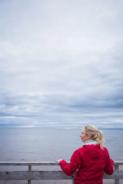 Donna alla ricerca di una vista sull'oceano — Foto Stock