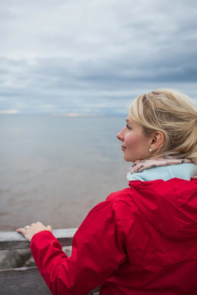 Mujer mirando a la vista del océano — Foto de Stock