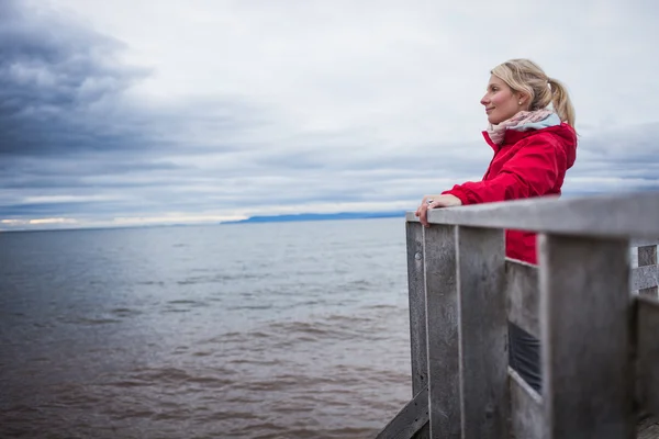 Vrouw op zoek naar een het uitzicht op de Oceaan — Stockfoto