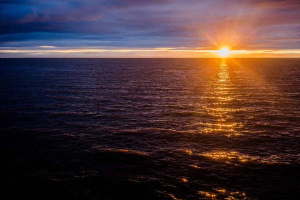 Episka solnedgång över havet — Stockfoto