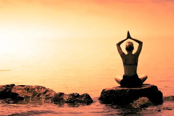 Frau macht Lotus Yoga Position — Stockfoto