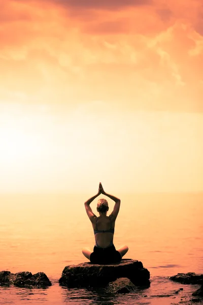 Mujer haciendo posición de Lotus Yoga — Foto de Stock